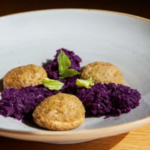La ricetta delle Polpette di lenticchie stufate con cavolo rosso e mela di Marene Cisse, la chef senegalese di Agrigento che fa incontrare il suo paese con la gastronomia siciliana