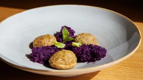 La ricetta delle Polpette di lenticchie stufate con cavolo rosso e mela di Marene Cisse, la chef senegalese di Agrigento che fa incontrare il suo paese con la gastronomia siciliana