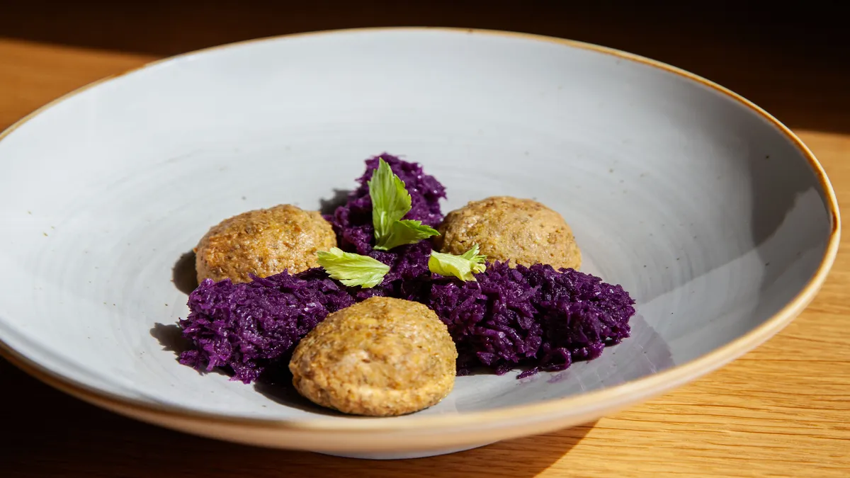 Polpette di lenticchie stufate con cavolo rosso e mela