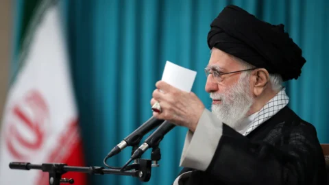Israele-Iran, Trump annuncia il cessate il fuoco. Teheran: “Accordo solo se Tel Aviv ferma gli attacchi”