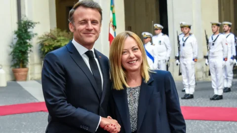 Meloni-Macron: il vertice del disgelo a Palazzo Chigi e l’impegno congiunto per un’Europa più forte 