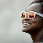 Oakley Meta: quanto costano e dove comprare i nuovi occhiali smart IA di Essilux e Meta