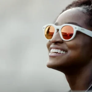 Oakley Meta: quanto costano e dove comprare i nuovi occhiali smart IA di Essilux e Meta