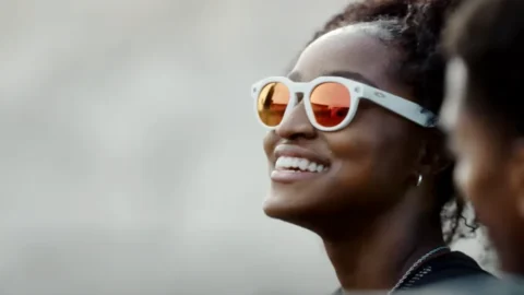 Oakley Meta: quanto costano e dove comprare i nuovi occhiali smart IA di Essilux e Meta