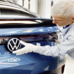 Volkswagen taglia 20 mila posti in Germania entro il 2030: al via la ristrutturazione senza licenziamenti