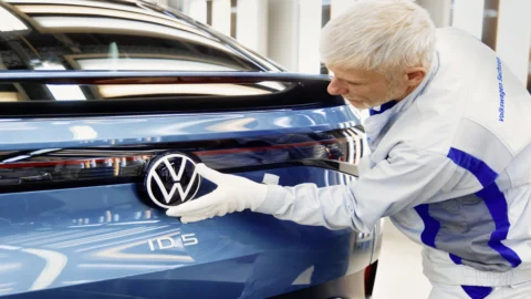 Volkswagen taglia 20 mila posti in Germania entro il 2030: al via la ristrutturazione senza licenziamenti