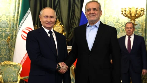 Guerra Israele-Iran: esplosioni a Teheran, missili su Tel Aviv. Trump propone Putin come mediatore, gelo dall’Ue