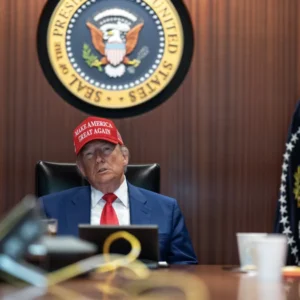 Iran attacca basi americane in Qatar, Trump risponde ai missili degli ayatollah: “Grazie per averci avvisati, ora la pace”
