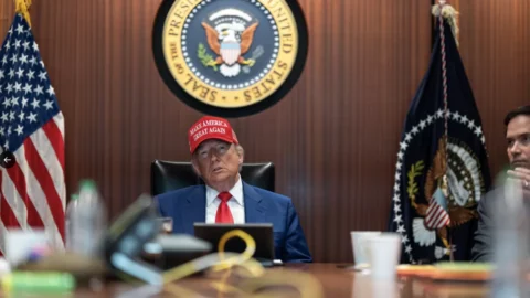Iran attacca basi americane in Qatar, Trump risponde ai missili degli ayatollah: “Grazie per averci avvisati, ora la pace”