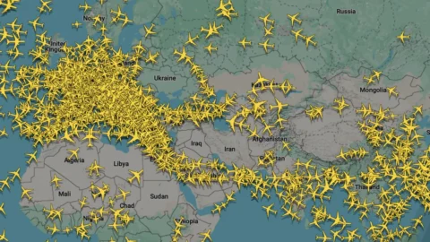 Guerra Iran, voli sospesi: spazio aereo chiuso dopo l’escalation dei conflitti. Quali compagnie e dove