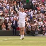 Sinner avanza a Wimbledon: liquida Shelton in 3 set e in semifinale trova Djokovic, che supera Cobolli