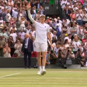 Sinner avanza a Wimbledon: liquida Shelton in 3 set e in semifinale trova Djokovic, che supera Cobolli