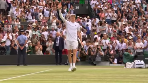 Sinner avanza a Wimbledon: liquida Shelton in 3 set e in semifinale trova Djokovic, che supera Cobolli