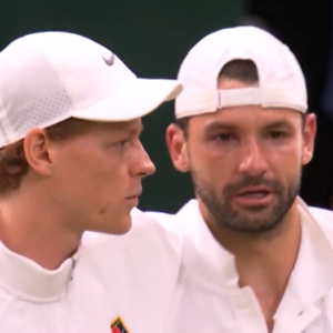 Wimbledon: Sinner rischia contro Dimitrov, che si ritira nel terzo set. Avanti Cobolli, fuori Sonego