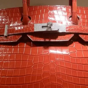 Borsa, lusso a due velocità: Hermès cade dopo i conti, Kering corre nonostante Gucci