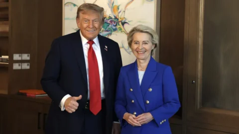 Dazi, Trump e von der Leyen firmano l’accordo al 15% sull’import Usa. Ue investirà oltreoceano 600 miliardi e acquisterà armi ed energia Usa