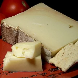 Formaggi a latte crudo, levata di scudi contro il ministro Lollobrigida a tutela di una delle produzioni casearie più genuine d’Italia