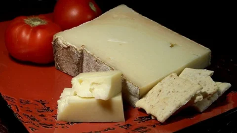 Formaggi a latte crudo, levata di scudi contro il ministro Lollobrigida a tutela di una delle produzioni casearie più genuine d’Italia