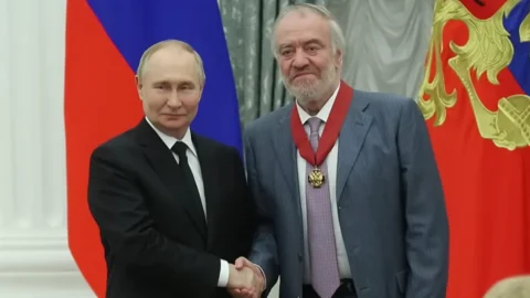 Gergiev, cancellato il concerto di Caserta del direttore del Bolshoi: la sua musica è propaganda pro-Putin contro l’Ucraina