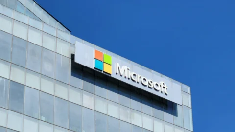 Microsoft, nuova ondata di licenziamenti: via 9 mila dipendenti. Quanti tagli quest’anno e perché