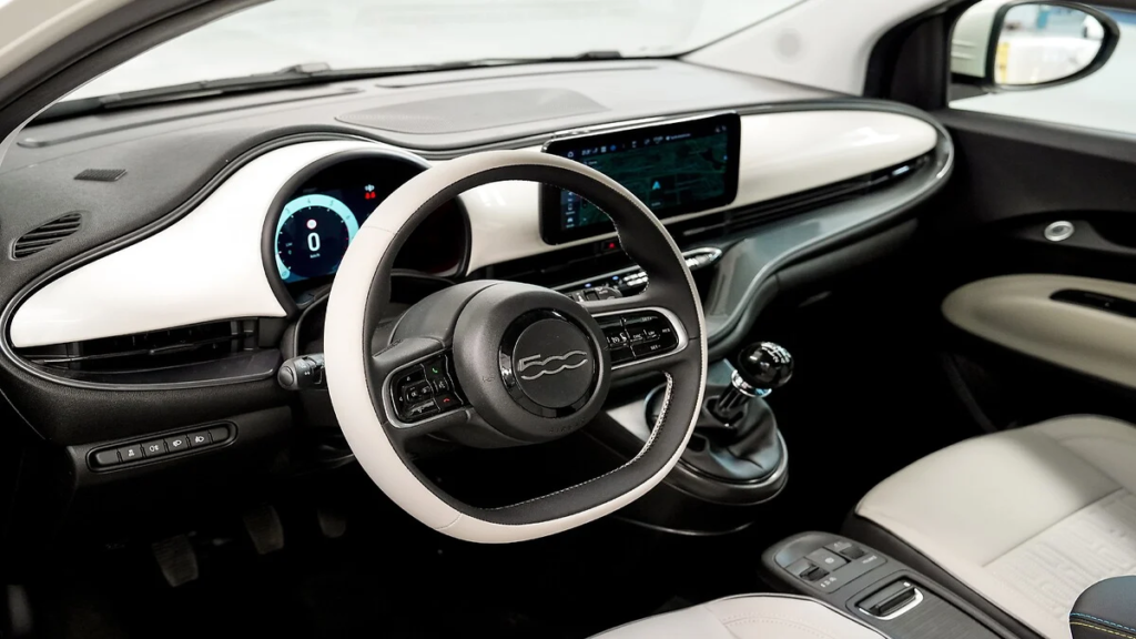 Interni Fiat 500 ibrida
