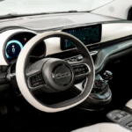 Auto, in Europa crescono le vendite a luglio: Stellantis arranca, Byd conquista oltre l’1% e Tesla crolla