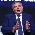 Baker Hughes acquisisce Chart Industries per 13,6 miliardi: l’italiano Lorenzo Simonelli guida il maxi-deal energetico