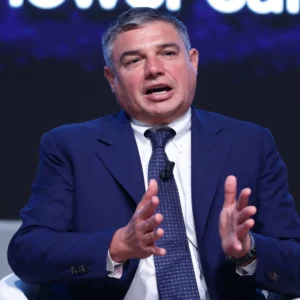 Baker Hughes acquisisce Chart Industries per 13,6 miliardi: l’italiano Lorenzo Simonelli guida il maxi-deal energetico