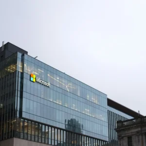 Microsoft in trattative con Chevron ed Engine No.1: mega complesso da 7 miliardi di dollari per fornire energia ai data center
