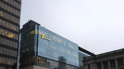Microsoft in trattative con Chevron ed Engine No.1: mega complesso da 7 miliardi di dollari per fornire energia ai data center