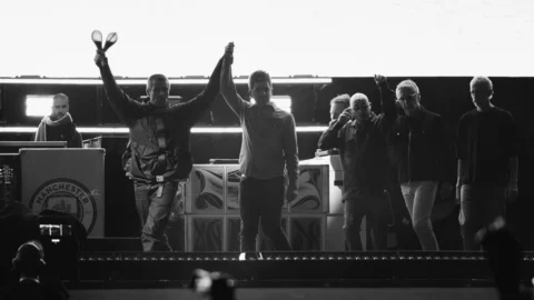 Liam e Noel Gallagher insieme sul palco a Cardiff