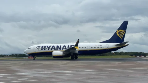 Ryanair ferma tutti i voli a Natale: oltre 3.000 partenze sospese in Europa. Ecco perché