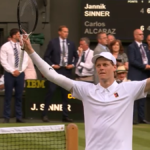 Sinner re di Wimbledon: battuto Alcaraz in finale, è il primo italiano a trionfare sull’erba londinese