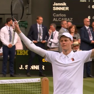 Sinner re di Wimbledon: battuto Alcaraz in finale, è il primo italiano a trionfare sull’erba londinese