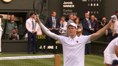 Sinner re di Wimbledon: battuto Alcaraz in finale, è il primo italiano a trionfare sull’erba londinese