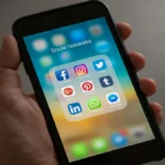 Social media vietati ai minori di 16 anni nel Regno Unito: Starmer punta al “divieto totale” entro il 2027