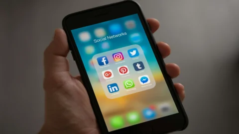 Instagram, Facebook e WhatsApp: Meta studia abbonamenti premium per l’intelligenza artificiale