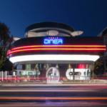 Benvenuti al Tesla Diner: il fast food retro-futuristico di Elon Musk tra robot, cinema e Supercharger