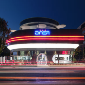 Benvenuti al Tesla Diner: il fast food retro-futuristico di Elon Musk tra robot, cinema e Supercharger
