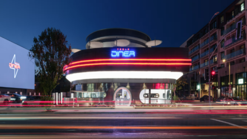 Benvenuti al Tesla Diner: il fast food retro-futuristico di Elon Musk tra robot, cinema e Supercharger