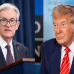 Trump non molla sul taglio dei tassi: perché “accerchia” Powell con l’elmetto in testa in vista del summit della Fed
