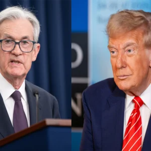 Trump non molla sul taglio dei tassi: perché “accerchia” Powell con l’elmetto in testa in vista del summit della Fed