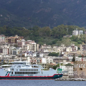 Il collegamento marittimo di Fs tra Sicilia e Calabria diventa green: ecco la nave Athena
