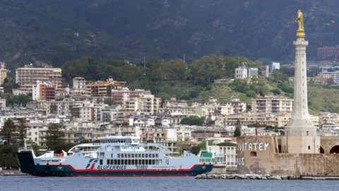 Il collegamento marittimo di Fs tra Sicilia e Calabria diventa green: ecco la nave Athena