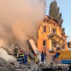 Kiev colpita da missili e droni russi, Merz avverte: il bilaterale Putin-Zelensky non ci sarà