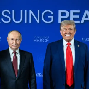 Trump-Putin, il vertice dell’Alaska segna il disgelo ma niente accordo sull’Ucraina e Zelensky avverte: “Putin ha solo guadagnato tempo”