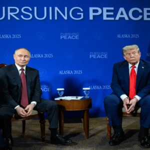 Dopo Anchorage: telefonate, critiche e un verdetto amaro dei media sul vertice Trump-Putin. Il tycoon Usa ha fallito la tregua