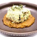 La ricetta del Cotechino di ceci e verdure di stagione in crosta di sesamo su letto di lenticchie, trionfo salutare di legumi firmato dallo chef Luca Vaghi