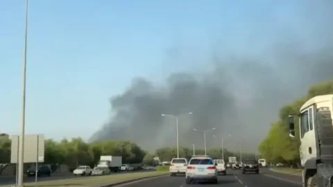 Israele colpisce i vertici di Hamas a Doha durante i negoziati: “Trump ha dato l’ok”. Ira del Qatar