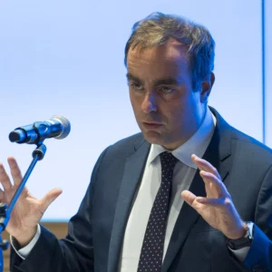 Francia, Lecornu inizia le consultazioni per formare il governo. Nel Paese esplode la protesta